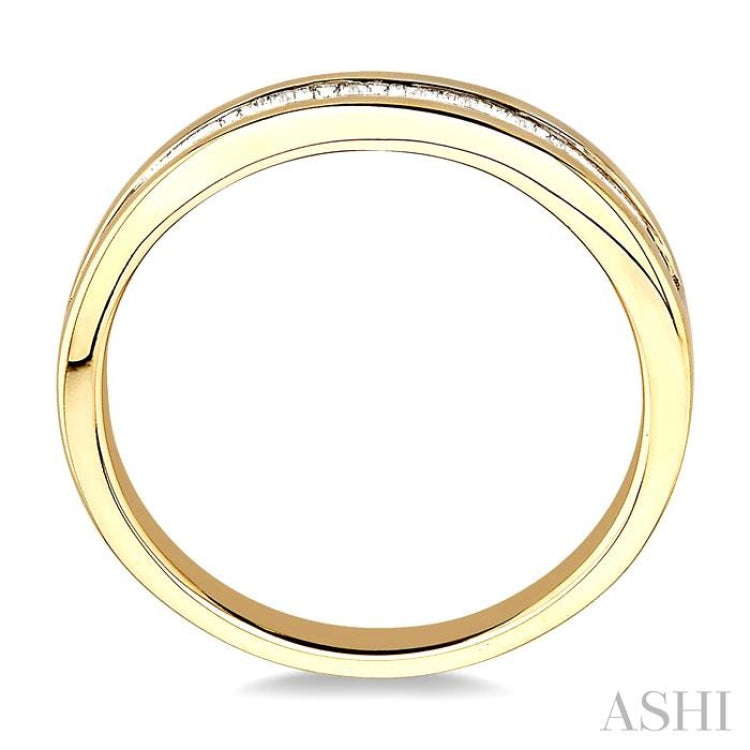 1/4 Ctw Channel Set Baguette Cut Diamond Wedding Band in 14K Yellow Gold