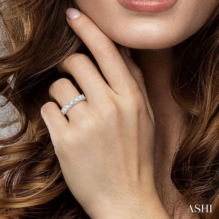 1 1/2 Ctw 7 Stone Round Cut Diamond Wedding Band in 14K White Gold